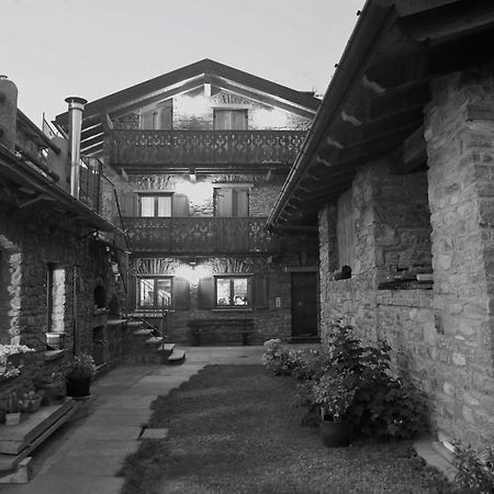 Suite Del Villaggio Sarre Extérieur photo