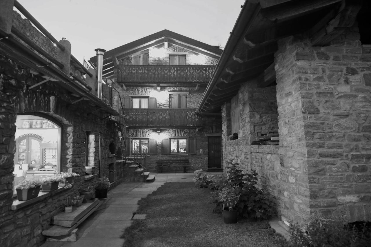 Suite Del Villaggio Sarre Extérieur photo