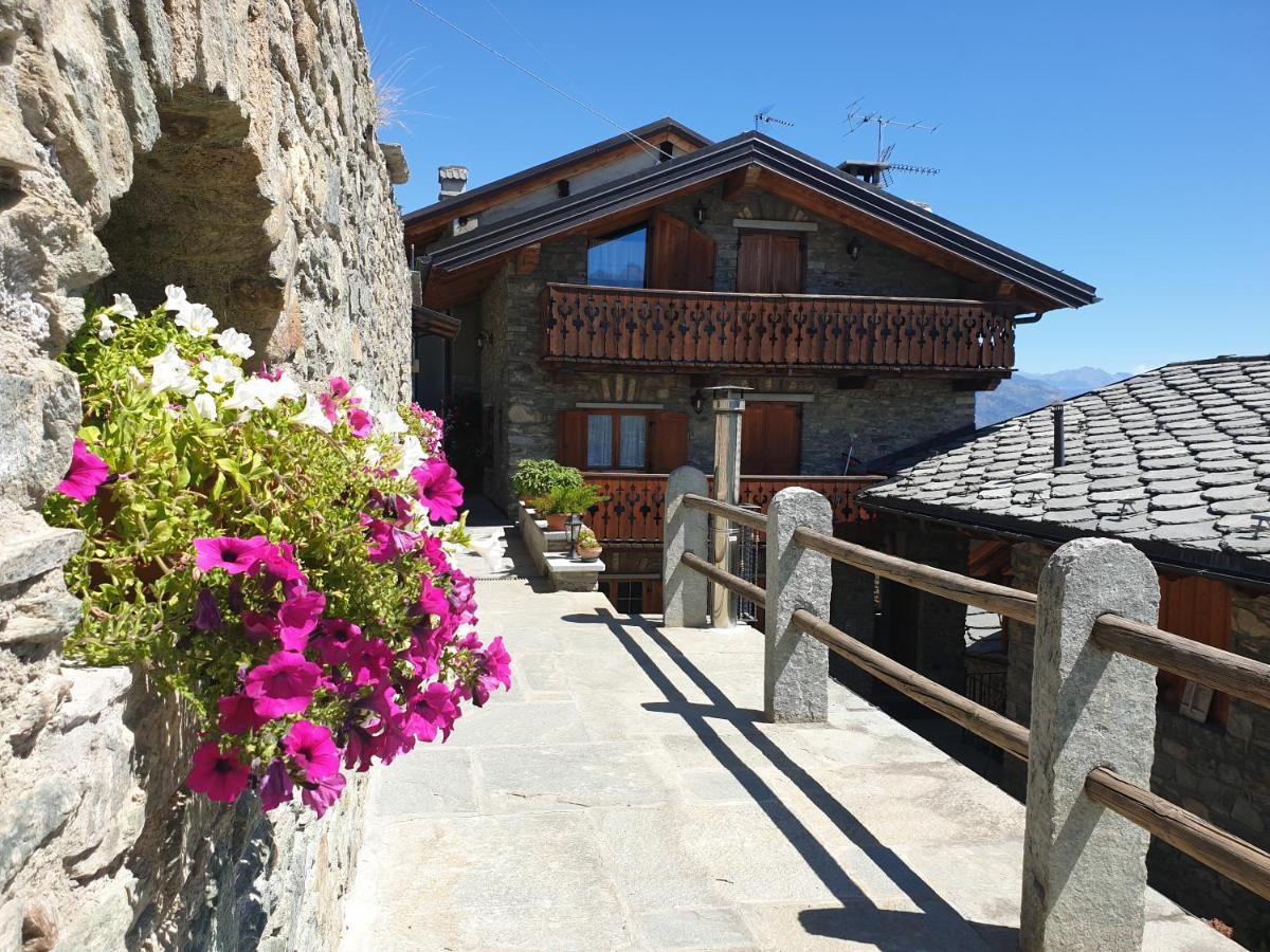 Suite Del Villaggio Sarre Extérieur photo