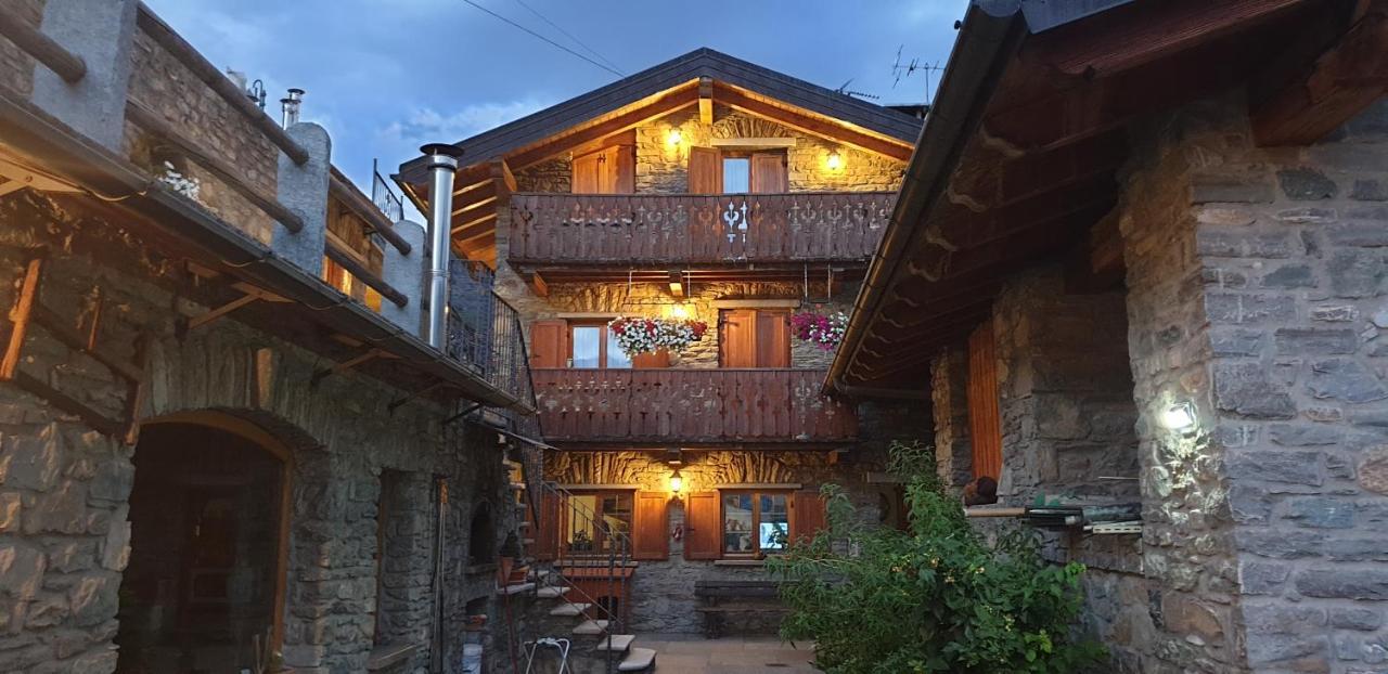 Suite Del Villaggio Sarre Extérieur photo